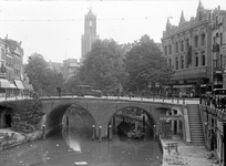 816407 Gezicht op de Bakkerbrug over de Oudegracht te Utrecht, met rechts het warenhuis HEMA (Oudegracht 137) en op de ...